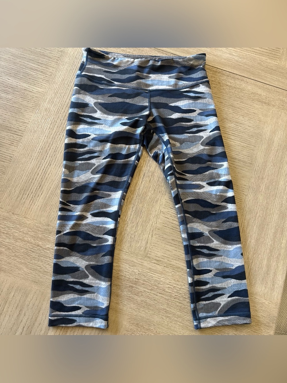 Lululemon women’s Grey and Blue Camo Capri Leggings. Size 8